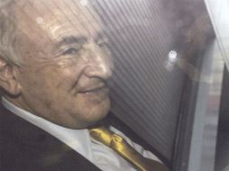 En la imagen, Dominique Strauss-Kahn sonríe a través de la ventana de un automóvil. REUTERS  /