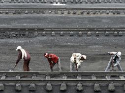 El accidente surgió cuando el tren embistió a un autobús que transportaba a una comitiva de boda. REUTERS  /
