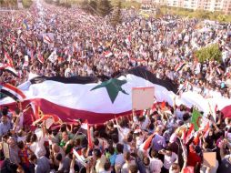 Aliados del presidente Bashar al Asad se reunieron para celebrar el funeral de un policía muerto a manos de rebeldes. EFE  /