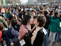 Miles de parejas se besaron por varios minutos para exigir mejoras para la educación pública. REUTERS  /