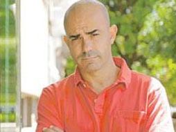 La caharla del escritor se centró en su novela 'El secreto de sus ojos', que fue adaptada a un guión cinematográfico. ESPECIAL  /