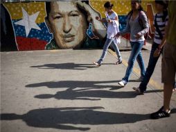 Hugo Chávez cumple sus funciones pese al cáncer que padece. ARCHIVO  /
