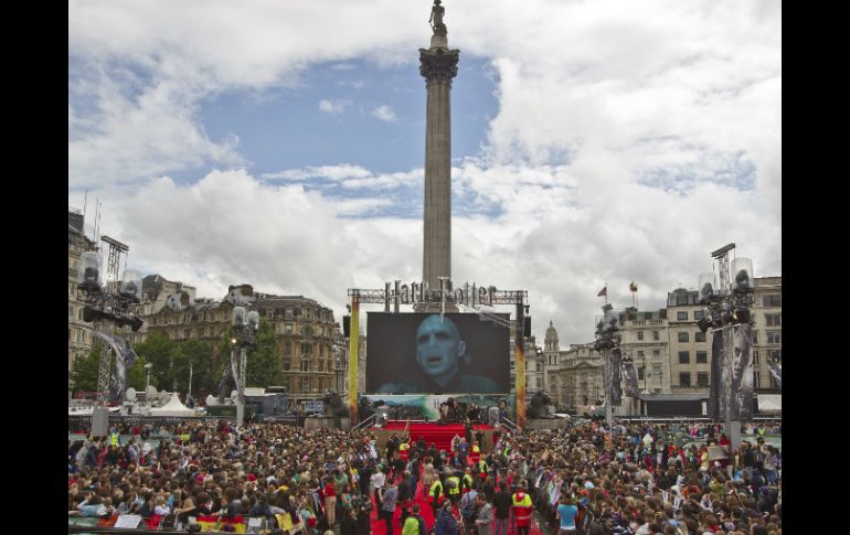 Algunos admiradores están desde hace varios días, pese a las fuertes  lluvias y las frescas temperaturas reinantes. AP  /