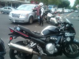 Un agente de Vialidad entabla diálogo con el conductor de la camioneta involucrada en el incidente. M PATIÑO  /