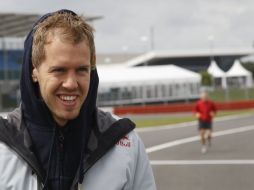 El alemán, Sebastian Vettel, inspecciona la pista de Silverstone para GP de Gran Bretaña. REUTERS  /