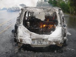 Vehículos incendiados hoy en vialidades de Michoacán. EFE  /