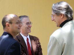 Alberto Ruy Sánchez (derecha) charla con Jesús Silva-Herzog y Christopher Domínguez (centro).  A. CAMACHO  /
