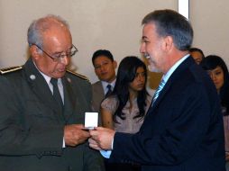 Emilio González entregó la medalla “Gobernador” al titular de la Unidad de Protección Civil, J. Trinidad López Rivas. ESPECIAL  /