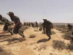 Civiles que se unieron de manera voluntaria al movimiento insurgente entrenan por primera vez en Libia. REUTERS  /