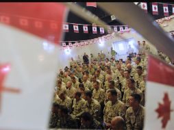 Soldados canadienses asisten a ceremonia del retiro de tropas, en el país árabe. AFP  /