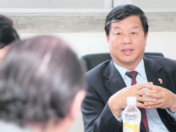 El diplomático conversa con autoridades de la universidad, en Guadalajara. ITESO  /