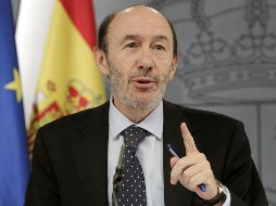 Pérez Rubalcaba, antes de iniciarse la rueda de prensa posterior al Consejo de Ministros. EFE  /