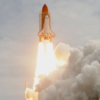 El Atlantis se desprende de sus cohetes propulsores y su tanque externo