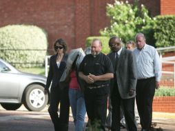 Familiares, abogados y un sacerdote, salen de la corte donde se aplicó la inyección letal a Humberto Leal. NOTIMEX  /