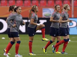 Jugadoras de la Selección Femenil de Francia, durante sesión de entrenamiento para Mundial en Alemania. AP  /