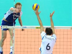 El polaco Jakub Jarosz (i) remata el balón ante el argentino Gustavo Scholtis (d). EFE  /
