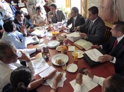 Reunión entre diputados donde aparecen Raúl Vargas (izquierda), José María Martínez (centro) y Enrique Aubry. A. GARCÍA  /