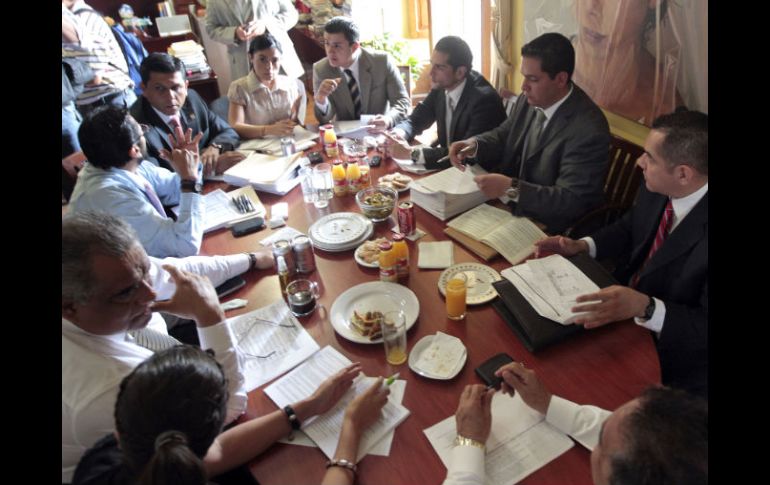 Reunión entre diputados donde aparecen Raúl Vargas (izquierda), José María Martínez (centro) y Enrique Aubry. A. GARCÍA  /