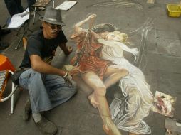 Erwin Scherzer Garza traza en el suelo obras de arte para llamar la atención de los transeúntes. E. FLORES  /