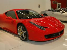 Un Ferrari 458 Italia, escoltado por el Miserati GranCabrio. ESPECIAL  /