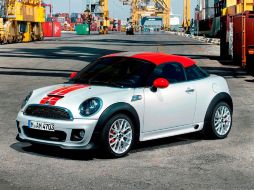 Un diseño dinámico y divertido caracteriza este vehículo de MINI Cooper. ESPECIAL  /