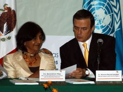 La comisionada de la ONU, Navy Pillay, Y el jefe de Gobierno de la Ciudad de México, Marcelo Ebrard. NTX  /