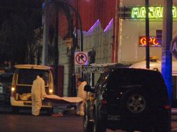 Expertos forenses llegaron al lugar de los hechos. EFE  /