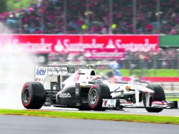 El mexicano Sergio Pérez conduce su Sauber C30 en la pista mojada del circuito de Silverstone. EFE  /