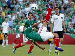 Julio Gómez haicendo una chilena en el partido contra Alemania. AFP  /