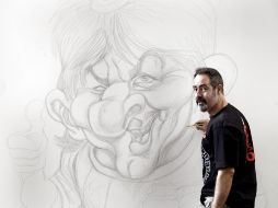 El popular caricaturista afronta el reto de dibujar la mayor caricatura del futbolista argentino Messi. EFE  /