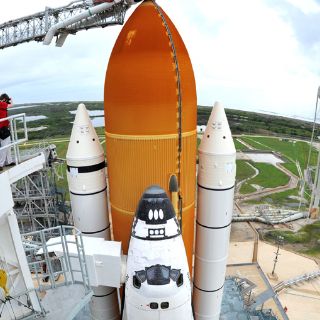 Astronautas del Atlantis realizan inspección del transbordador