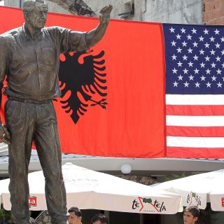 George W. Bush perpetuado en Albania con una estatua de bronce