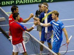 Simon Aspelin y Robert Lindstedt lograron para Suecia el punto de dobles tras imponerse a Novak Djokovic y Nenad Zimonjic. REUTERS  /