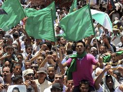 Partidarios del líder Muamar al Gadhafi gritan consignas durante una manifestación. EFE  /