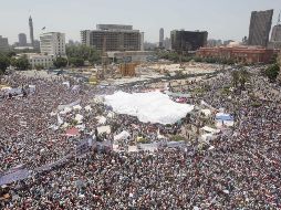 Manifestantes oran durante la protesta masiva celebrada en la plaza Tahrir de El Cairo. NOTIMEX  /