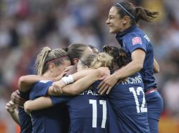 Las juadoras de la Selección francesa celebran el 1-1 durante su partido de cuartos de final del Mundial femenino de Alemania. EFE  /