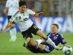 La jugadora alemana Linda Bresonik (i) disputa el balón ante Karina Maruyama de Japón. EFE  /