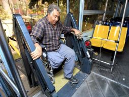 Personas con discapacidad denuncian que los camiones tardan hasta tres horas en levantar, a quienes utilizan silla de ruedas. A. GARCÍA  /