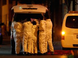 Empleados forenses  sacan los cuerpos del bar. REUTERS  /