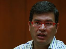 El poeta León Plascencia recomienda narrativa para los días lluviosos. S. NUÑEZ  /