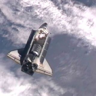 El Atlantis se acopló con éxito a la EEI