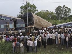 La locomotora y 12 vagones se salieron de las vías cerca del poblado de Fatehpur. AFP  /