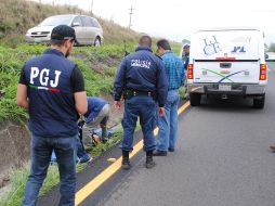 Informaron a las autoridades de un hombre de 39 años sobre la carretera. O. RUVALCABA  /