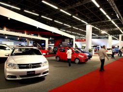 El uso cada vez más limitado del automóvil hace que el precio de la gasolina caiga. EFE  /