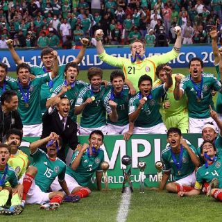 El Tri recibe el trofeo de Mundial Sub-17