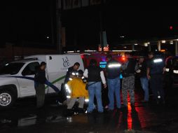 Personal del Servicio Médico Forense levantan los cuerpos de los menores que fueron atropellados por un tráiler. O. RUVALCABA  /