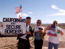 Imagen capturada en 2005, tres miembros del proyecto “Minute Man” vigilan el paso de indocumentados en California. EL UNIVERSAL  /