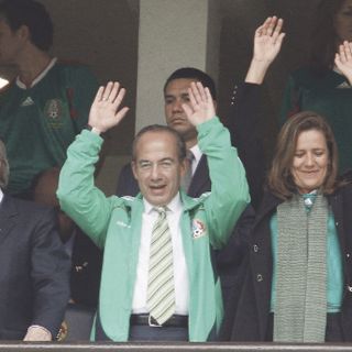 Políticos y famosos celebran victoria en Twitter