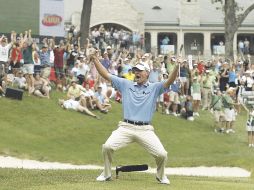 El golfista estadounidense Steve Stricker celebra un birdie en el hoyo 18 para ganar el torneo. AFP  /