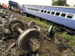 Los rescatistas trabajaron durante toda la noche para sacar a más de 100 heridos en el accidente. EFE  /